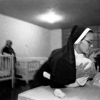 DES RELIGIEUSES PRENNENT SOIN DES ORPHELINS À HUANTA