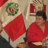 PRÉSENTATION DE LA BIBLIOTHÈQUE VIRTUELLE DU GÉNOCIDE EN AYACUCHO À LA DÉFENSEURE DU PEUPLE, Dra. BEATRIZ MERINO