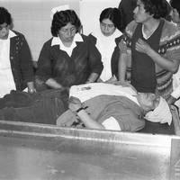 Un grupo de familiares acompaña los restos de Luis Aguilar Cajahuamán,