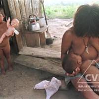 Femme asháninka avec ses enfants dans la communauté de Betania, Junín