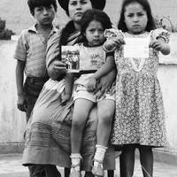 Mujer y niños sobrevivientes de la matanza de Umaro