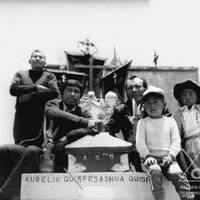 Tomás Quispe Sayhua, avec sa famille, accompagne au cimetière d'Orurillo la dépouille de son père