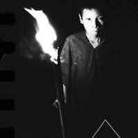 Un enfant libéré d'un campement senderista lors d'une opération militaire porte une torche à Cutivireni
